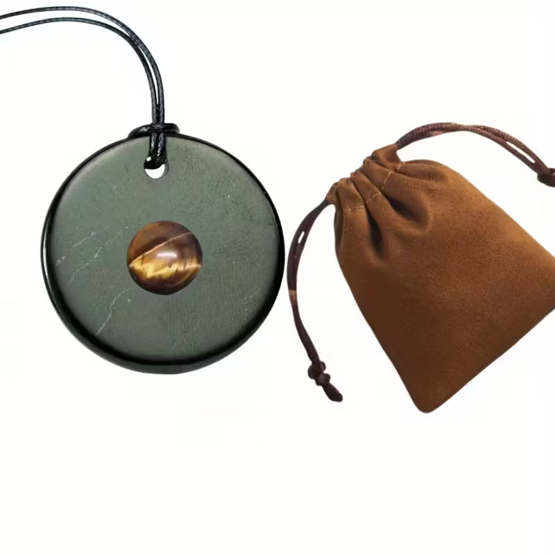 Schungit-Anhänger mit Tigerauge – Rund, 40 mm - Schungit-Anhänger mit Tigerauge – Rund, 40 mm - BTSCreativ