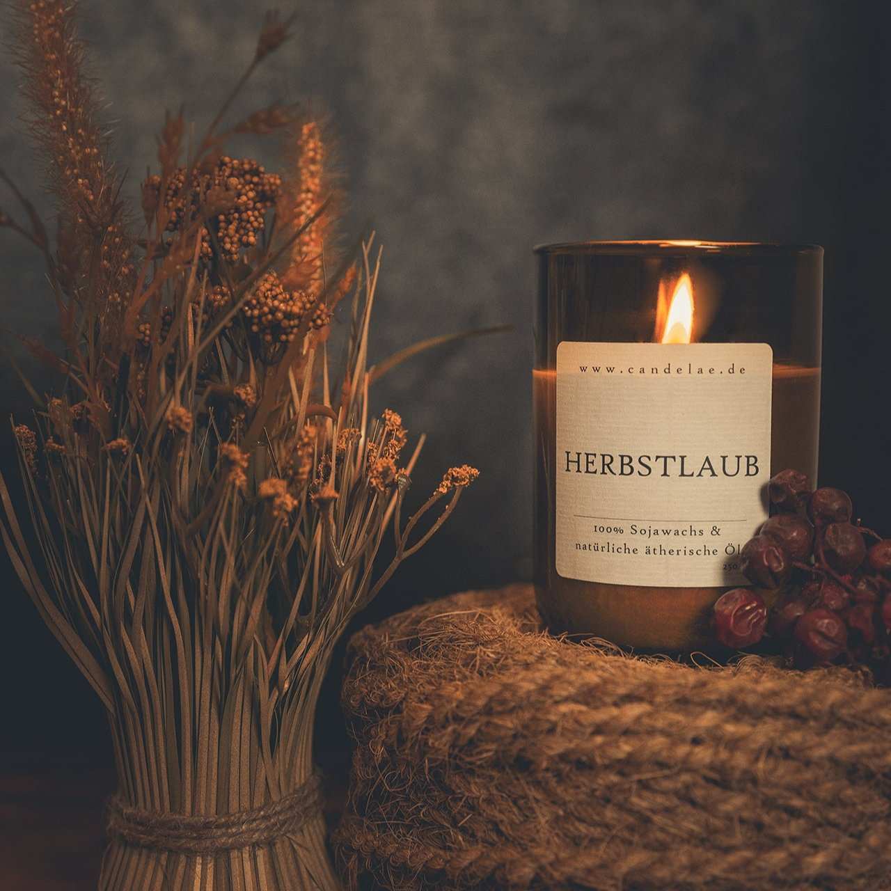 Herbstlaub Duftkerze – Handgefertigt aus Sojawachs & recyceltem Glas für gemütliche Herbstabende