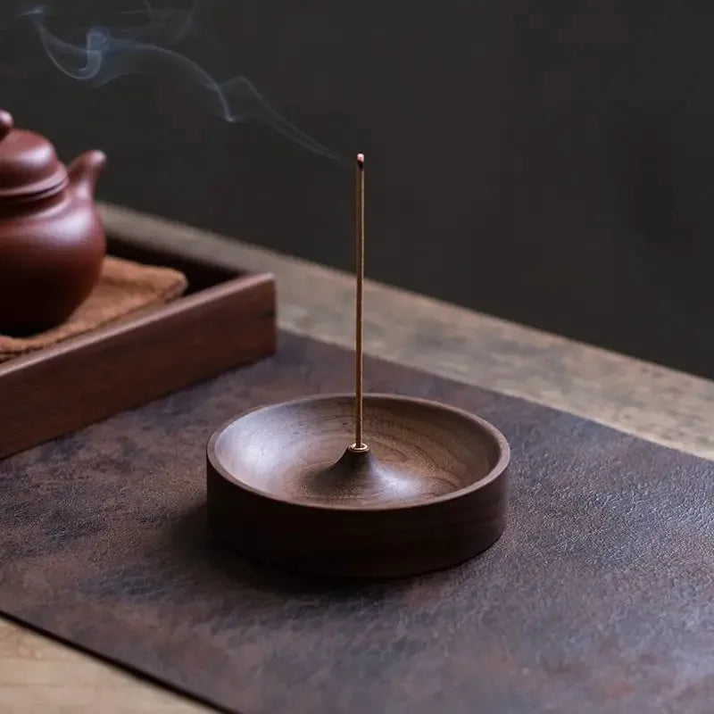 Räucherstäbchenhalter aus massivem Walnussholz – Handgefertigt, rundes Design für Teezeremonien & Meditation