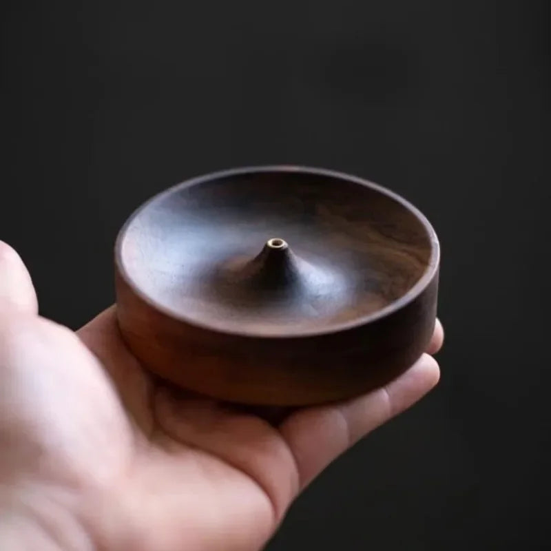 Räucherstäbchenhalter aus massivem Walnussholz – Handgefertigt, rundes Design für Teezeremonien & Meditation
