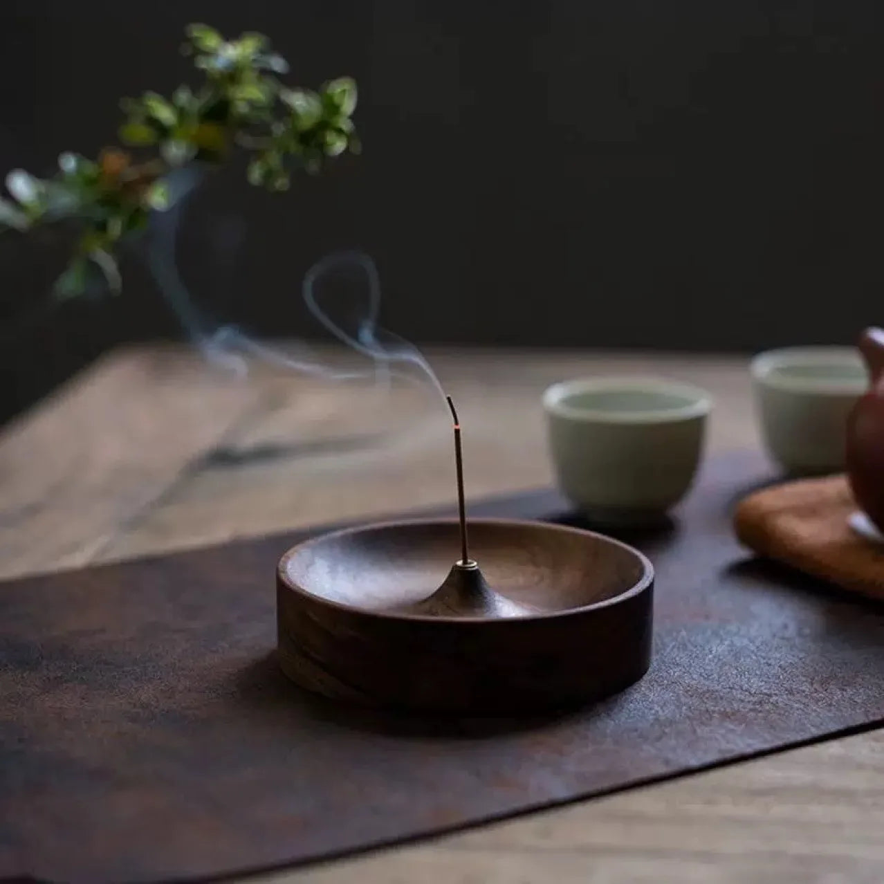 Räucherstäbchenhalter aus massivem Walnussholz – Handgefertigt, rundes Design für Teezeremonien & Meditation