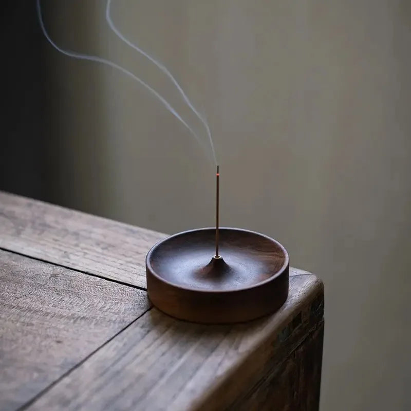 Räucherstäbchenhalter aus massivem Walnussholz – Handgefertigt, rundes Design für Teezeremonien & Meditation
