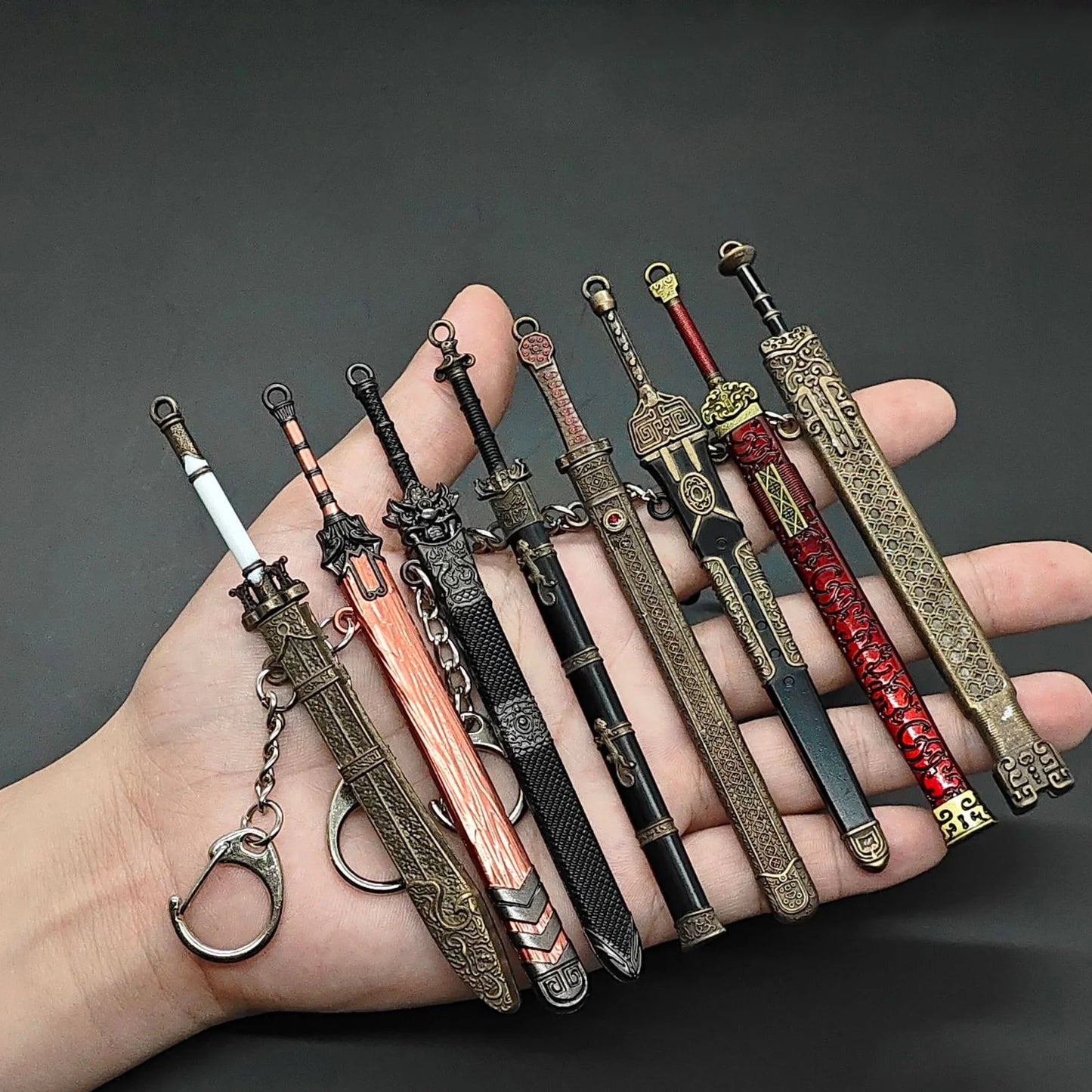 9-teiliges Mini-Schwert-Set aus Metall – Antike Deko-Waffen im Bronze-Look (je ca. 12 cm)
