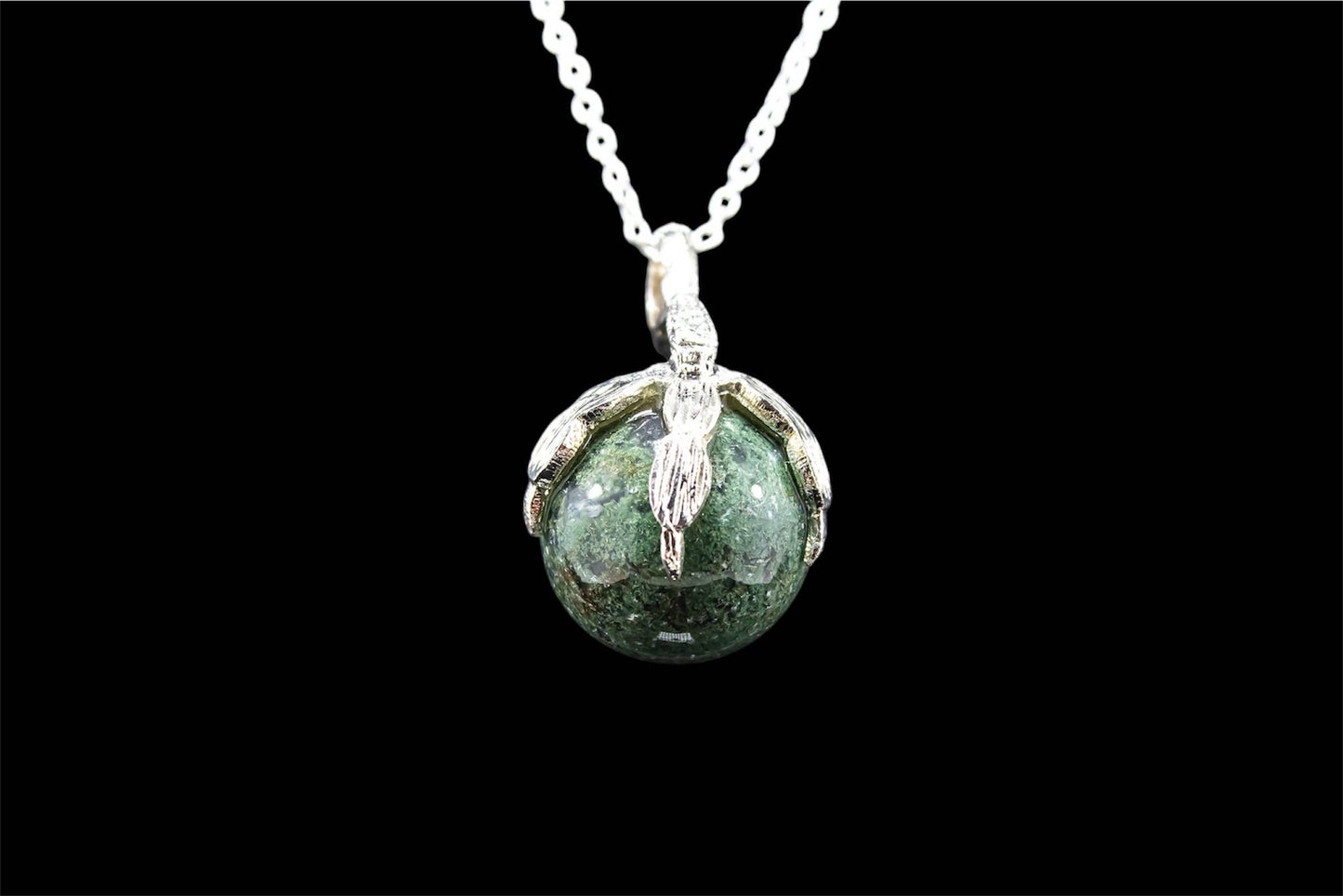 Edelsteinkugel in Krallenanhänger – Handgefertigter Naturstein-Anhänger (18–20 mm)