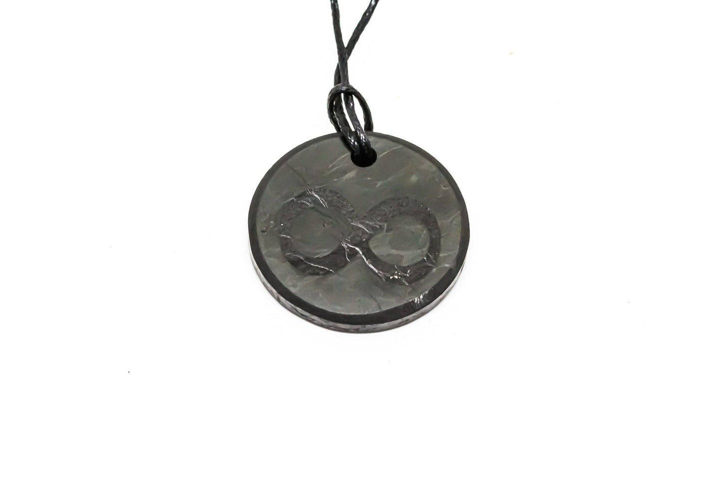 Schungit-Anhänger mit graviertem Unendlichkeitssymbol (Ø 30 mm)