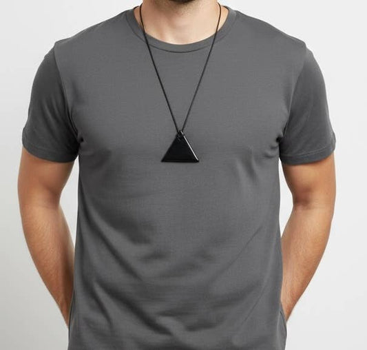 Shungit-Anhänger Halskette Herren – Dreieck, polierter Naturstein - Shungit-Anhänger Halskette Herren – Dreieck, polierter Naturstein - BTSCreativ