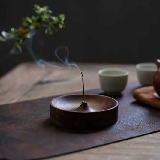 Räucherstäbchenhalter aus massivem Walnussholz – Handgefertigt, rundes Design für Teezeremonien & Meditation