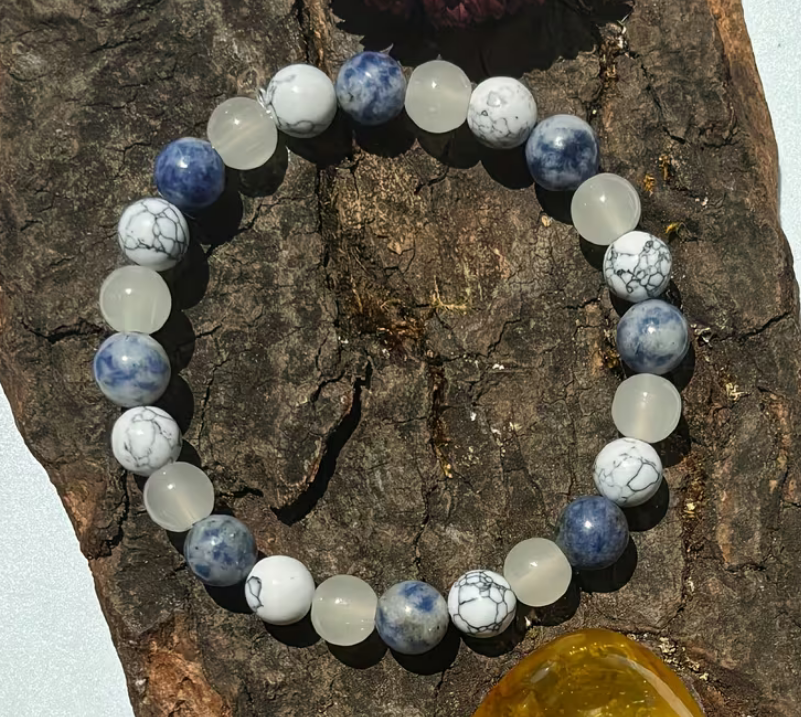 Handgefertigtes Lapis-Lazuli & Weißer-Türkis Perlenarmband – Schutz, Erdung & innere Balance