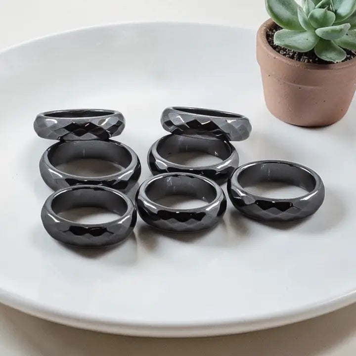 Facettierter Hämatit Bandring – Polierter Edelsteinring Unisex