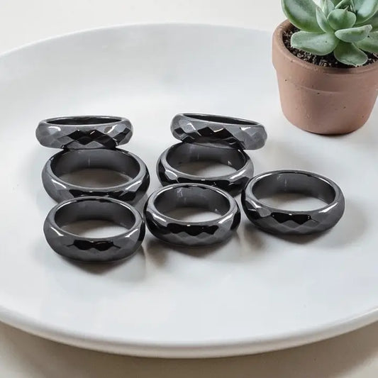 Facettierter Hämatit Bandring – Polierter Edelsteinring Unisex